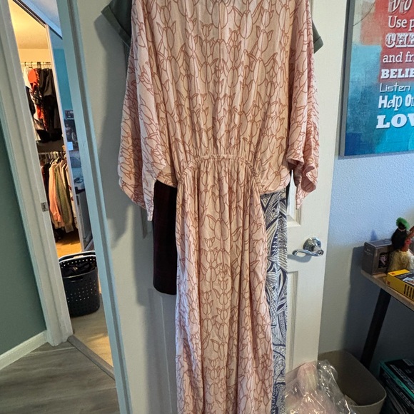 Manaola Kinolau Blush Floral playsuit - Picture 5 of 5